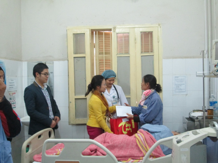 Bên cạnh những phần quà, đoàn từ thiện dành ra một khoản tiền mặt gửi tới những bệnh nhân có hoàn cảnh đặc biệt khó khăn đang điều trị tại bệnh viện.