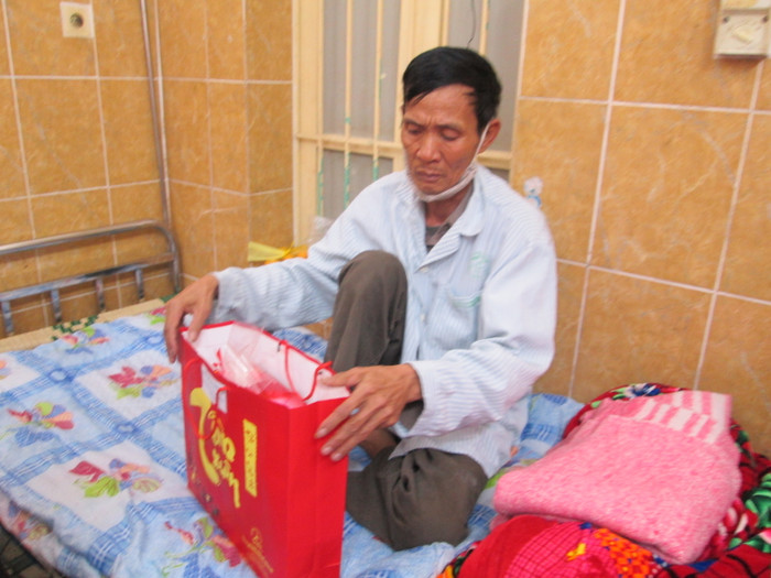 Một bệnh nhân xúc động khi nhận được quà.