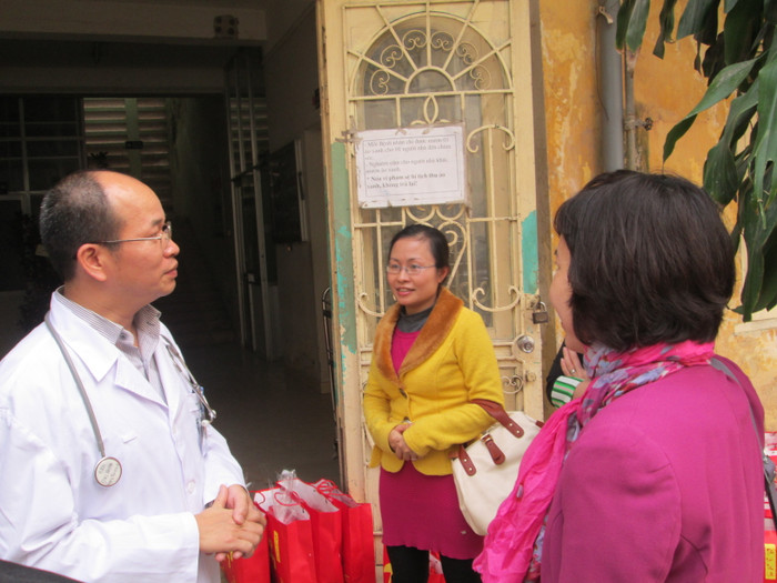 Bác sỹ - TS. Đỗ Duy Cường vui vẻ tiếp đoàn.