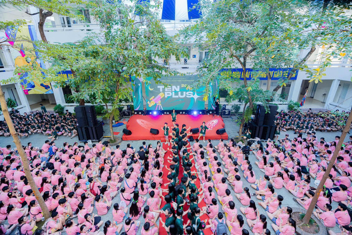 Học sinh Trường Trung học phổ thông Chuyên Ngoại ngữ tham gia Chương trình Định hướng và phát triển tân học sinh. Học sinh Trường Trung học phổ thông Chuyên Ngoại ngữ tham gia Chương trình Định hướng và phát triển tân học sinh.