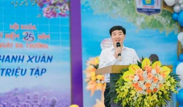 Thầy Phạm Kiều Hưng - Hiệu trưởng Trường Trung học cơ sở Yên Lạc. (Ảnh: website nhà trường) 449684314_495368356352590_3353453075408489050_n.jpg