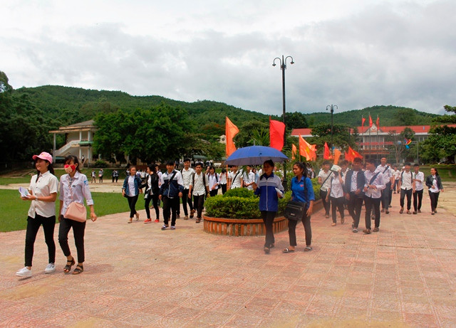 Nhiều học sinh Trường trung học phổ thông Minh Hóa (ở xã Hồng Hóa) phải bỏ học giữa chừng vì đường đi lại quá khó khăn. (Ảnh: X.V) Nhiều học sinh Trường trung học phổ thông Minh Hóa (ở xã Hồng Hóa) phải bỏ học giữa chừng vì đường đi lại quá khó khăn. (Ảnh: X.V)