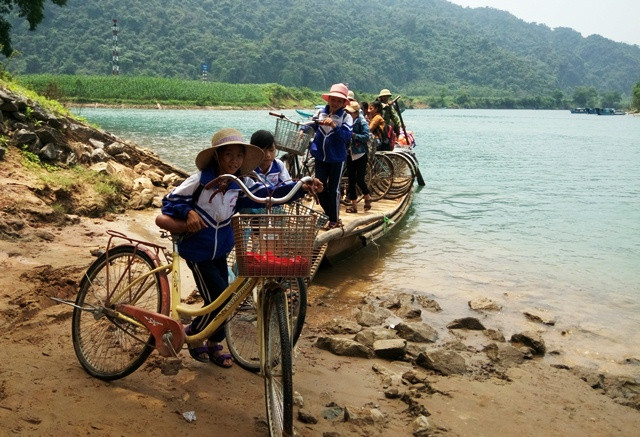 Bao giờ các em mới hết cảnh đò giang? (Ảnh: Thủy Phan)