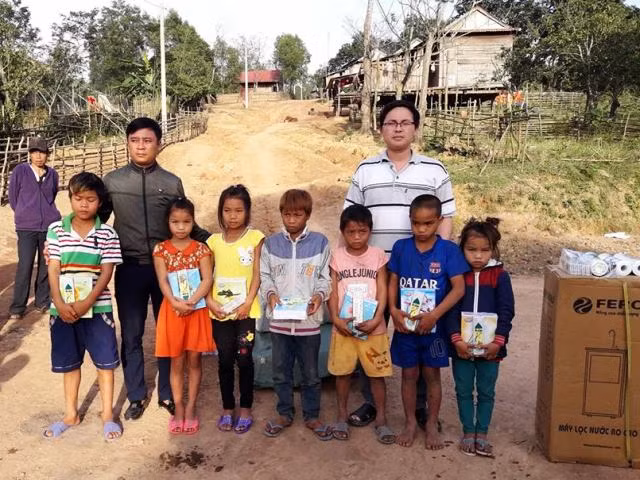 Đoàn từ thiện từ thành phố Hồ Chí Minh cùng câu lạc bộ Tâm Nhân Ái tặng bút, sách vở cho các em.