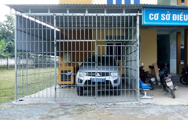 Chiếc xe công của trung tâm bị "đắp chiếu" trong gara 2 năm nay. (Ảnh: Thủy Phan) Chiếc xe công của trung tâm bị "đắp chiếu" trong gara 2 năm nay. (Ảnh: Thủy Phan)