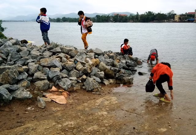 Trong lúc chờ đò (Ảnh: Thủy Phan)