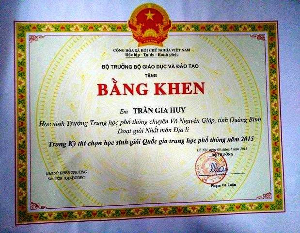 Huy được Bộ trưởng Bộ GD&ĐT tặng bằng khen khi đoạt giải nhất môn Địa lí trong kỳ thi chọn học sinh giỏi Quốc gia THPT năm 2015. Huy được Bộ trưởng Bộ GD&ĐT tặng bằng khen khi đoạt giải nhất môn Địa lí trong kỳ thi chọn học sinh giỏi Quốc gia THPT năm 2015.