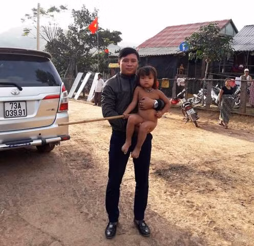 Một em nhỏ người dân tộc Ma Coong ở Thượng Trạch.