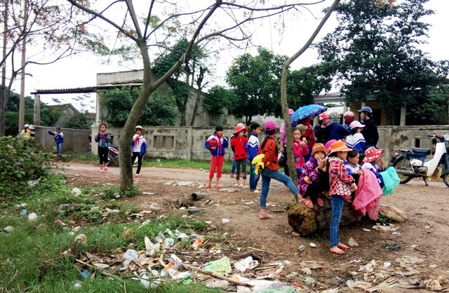 Từng tốp học sinh đứng chờ đò để về nhà lúc tan học. (Ảnh: Thủy Phan) Từng tốp học sinh đứng chờ đò để về nhà lúc tan học. (Ảnh: Thủy Phan)