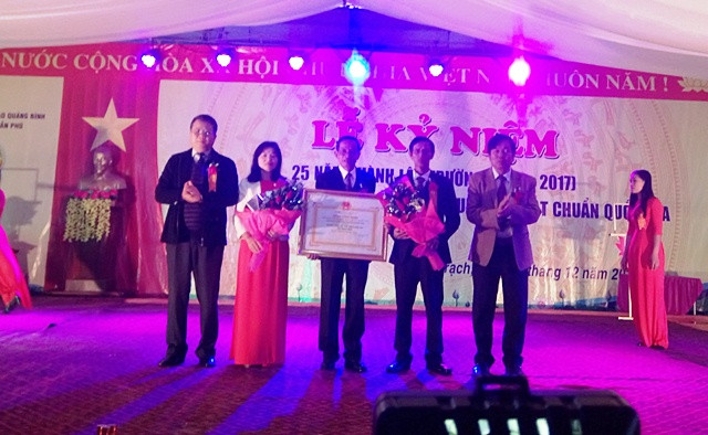 Lãnh đạo nhà trường nhận bằng công nhận trường trung học đạt chuẩn Quốc gia. Lãnh đạo nhà trường nhận bằng công nhận trường trung học đạt chuẩn Quốc gia.