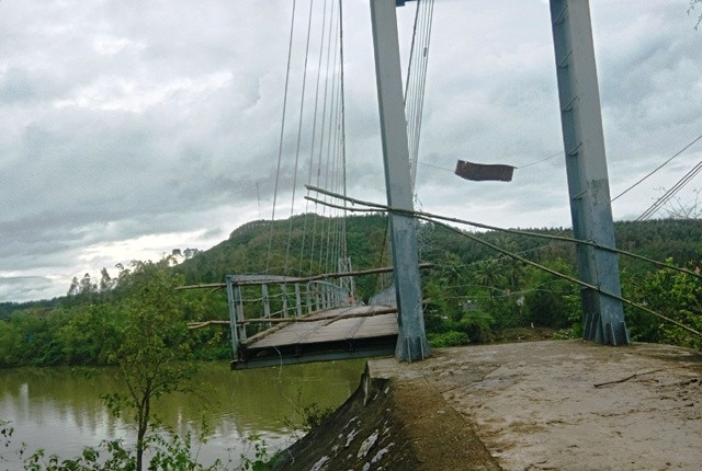 Cây cầu treo bị bão số 10 xô lệch, hư hỏng nặng (Ảnh: T.P) Cây cầu treo bị bão số 10 xô lệch, hư hỏng nặng (Ảnh: T.P)