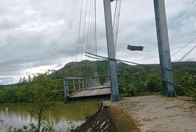 Cây cầu treo bị bão số 10 xô lệch, hư hỏng nặng (Ảnh: T.P)
