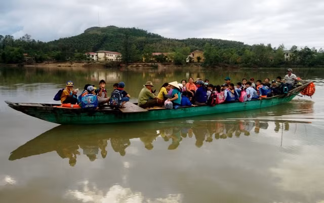 Mỗi chuyến đò chở rất đông học sinh, hầu hết đều không mặc áo phao. (Ảnh: T.P)
