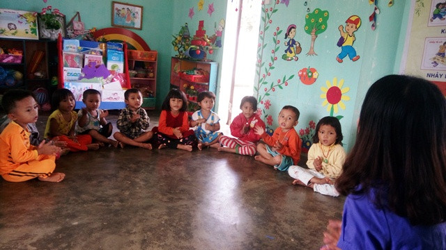 Hiện tại, các cháu mầm non ở bản Khe Ngát đang phải học "nhờ" trong điều kiện rất chật chội, thiếu thốn. (Ảnh: T.P) Hiện tại, các cháu mầm non ở bản Khe Ngát đang phải học "nhờ" trong điều kiện rất chật chội, thiếu thốn. (Ảnh: T.P)