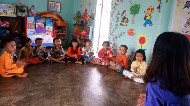Hiện tại, các cháu mầm non ở bản Khe Ngát đang phải học "nhờ" trong điều kiện rất chật chội, thiếu thốn. (Ảnh: T.P)