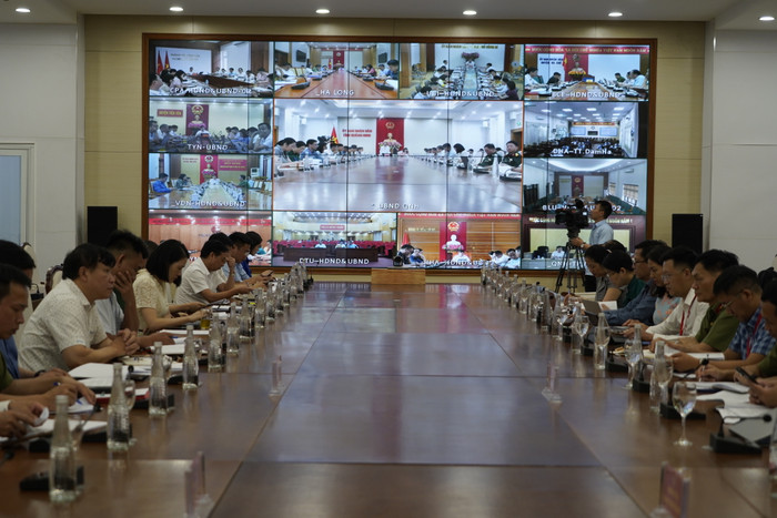 Các địa phương thuộc tỉnh Quảng Ninh tham dự, báo cáo trực tuyến với đoàn công tác của Bộ Giáo dục và Đào tạo (Ảnh: Phạm Linh)