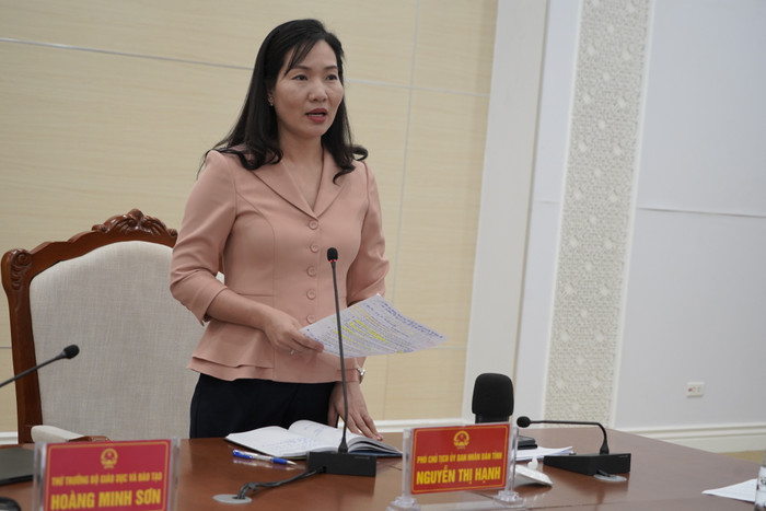 Phó Chủ tịch Uỷ ban nhân dân tỉnh Quảng Ninh Nguyễn Thị Hạnh phát biểu chỉ đạo các sở, ban, ngành địa phương sau khi tiếp thu ý kiến của Thứ trưởng Bộ Giáo dục và Đào tạo cùng đoàn công tác (Ảnh: Phạm Linh)