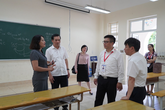 Đoàn công tác kiểm tra công tác chuẩn bị tại điểm thi Trường Trung học phổ thông Hòn Gai (Ảnh: Phạm Linh)