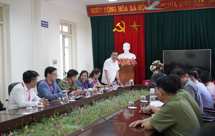 Đoàn công tác làm việc tại điểm thi Trường Trung học phổ thông chuyên Hạ Long (Ảnh: Phạm Linh)