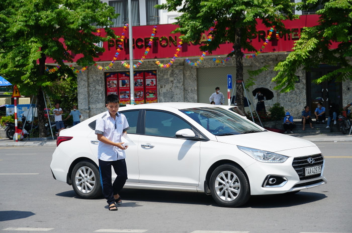 Thời tiết nắng gắt nên hầu hết phụ huynh chủ động đưa con đến điểm thi (Ảnh: Phạm Linh)