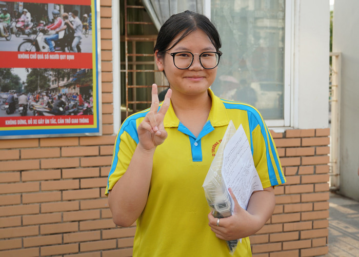 Em Nguyễn Thuý Quỳnh, học sinh Trường Trung học cơ sở Bái Tử Long đánh giá đề thi chuyên Anh năm nay vừa sức nhưng vẫn có một số câu khá “hóc búa” (Ảnh: Phạm Linh)