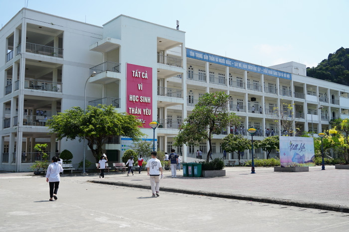 Năm học 2023 - 2024, Trường Trung học phổ Chuyên Hạ Long có thêm 1 lớp chuyên Anh và giảm 1 lớp không chuyên (Ảnh: Phạm Linh)