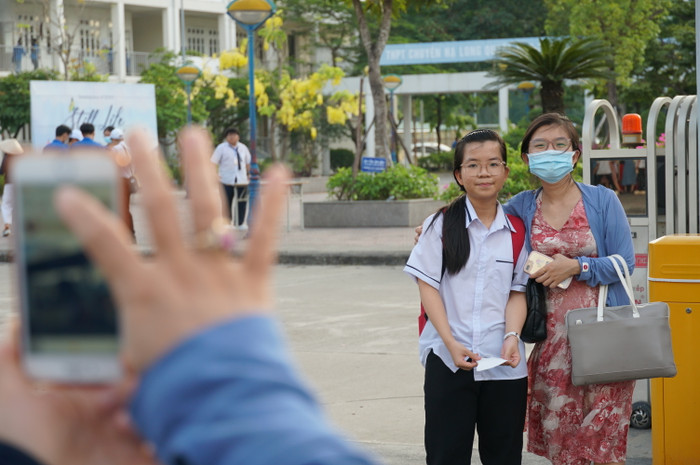 Chị Phạm Bích Liên (bên phải) chụp ảnh kỷ niệm cùng em gái sau khi hoàn thành môn thi chuyên Anh (Ảnh: Phạm Linh)