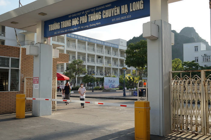 Các thí sinh rời điểm thi trong trạng thái thoải mái, nhiều em chia sẻ đề thi năm nay thú vị, gắn với các kiến thức về tỉnh Quảng Ninh (Ảnh: Phạm Linh)