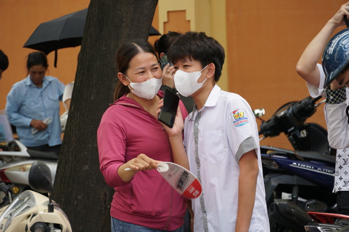 Học sinh hân hoan báo tin thi tốt cho người nhà (Ảnh: Phạm Linh)
