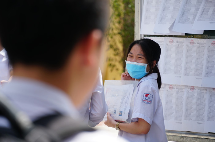 Nhiều thí sinh có tâm trạng phấn khởi khi làm tốt môn thi đầu tiên (Ảnh: Phạm Linh)