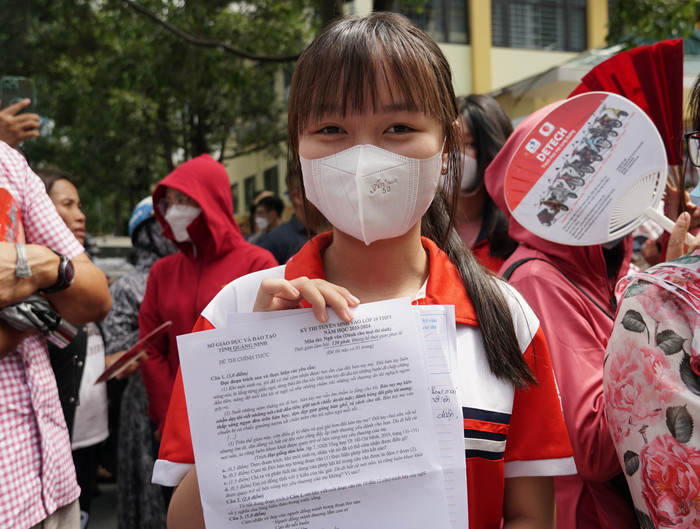 Em Trần Khánh Linh – học sinh Trường Trung học phổ thông Cao Thắng đánh giá đề thi năm nay dễ hơn năm trước (Ảnh: Phạm Linh)