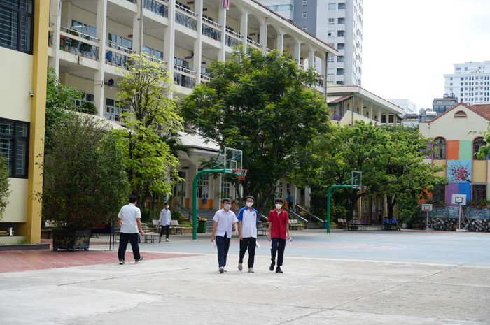 Những thí sinh đầu tiên rời phòng thi sau khi hoàn thành bài thi môn Ngữ văn (Ảnh: Phạm Linh)