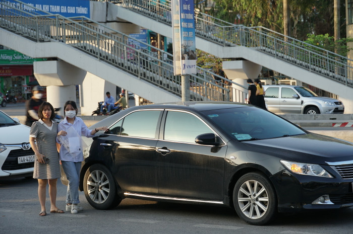 Nhiều thí sinh đến điểm thi Trường Trung học phổ thông Hòn Gai từ sớm (Ảnh: Phạm Linh) Nhiều thí sinh đến điểm thi Trường Trung học phổ thông Hòn Gai từ sớm (Ảnh: Phạm Linh)