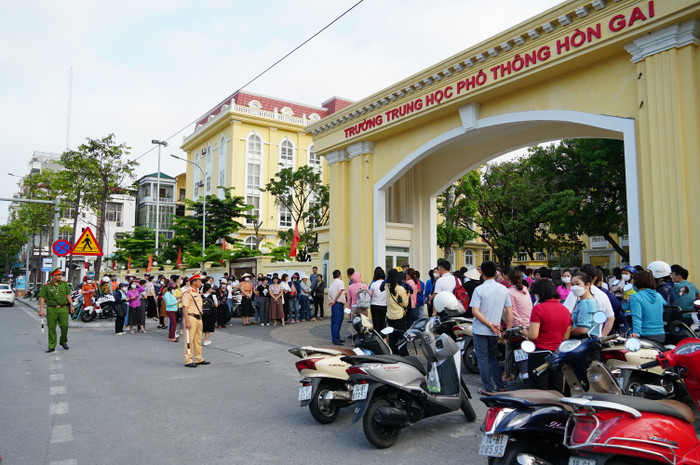 Phía ngoài điểm thi, nhiều phụ huynh nán lại chờ con (Ảnh: Phạm Linh) Phía ngoài điểm thi, nhiều phụ huynh nán lại chờ con (Ảnh: Phạm Linh)