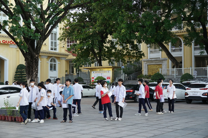 Các thí sinh nán lại khu vực sân trường để trò chuyện trước giờ thi (Ảnh: Phạm Linh) Các thí sinh nán lại khu vực sân trường để trò chuyện trước giờ thi (Ảnh: Phạm Linh)