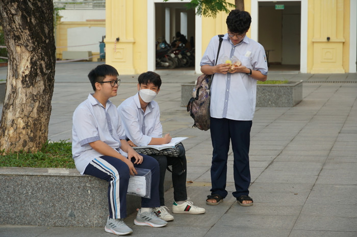 Nhiều thí sinh đến điểm thi từ sớm để điều chỉnh trạng thái, sẵn sàng cho môn thi đầu tiên là môn Ngữ văn (Ảnh: Phạm Linh) Nhiều thí sinh đến điểm thi từ sớm để điều chỉnh trạng thái, sẵn sàng cho môn thi đầu tiên là môn Ngữ văn (Ảnh: Phạm Linh)