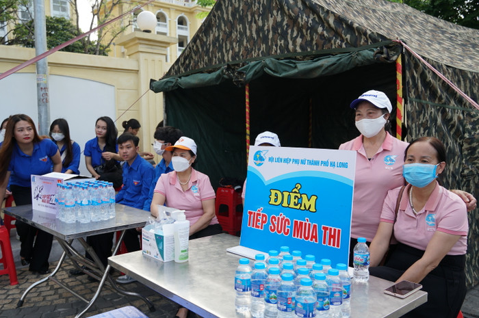 Lực lượng Đoàn thanh niên và Hội Liên hiệp phụ nữ thành phố Hạ Long có mặt tại điểm thi để tiếp sức cho các sĩ tử (Ảnh: Phạm Linh) Lực lượng Đoàn thanh niên và Hội Liên hiệp phụ nữ thành phố Hạ Long có mặt tại điểm thi để tiếp sức cho các sĩ tử (Ảnh: Phạm Linh)