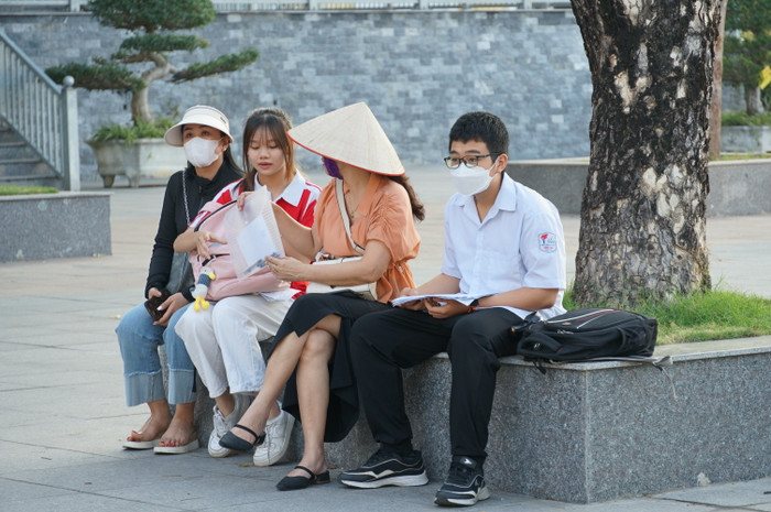 Giáo viên Trường Trung học cơ sở Hồng Hải cũng là một trong những người đến điểm thi đầu tiên để động viên cho 36 học sinh đăng ký dự thi vào Trường Trung học phổ thông Hòn Gai (Ảnh: Phạm Linh) Giáo viên Trường Trung học cơ sở Hồng Hải cũng là một trong những người đến điểm thi đầu tiên để động viên cho 36 học sinh đăng ký dự thi vào Trường Trung học phổ thông Hòn Gai (Ảnh: Phạm Linh)