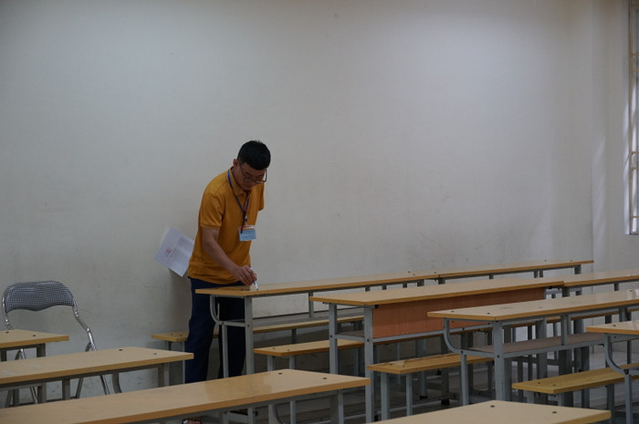 Giám thị coi thi đánh dấu vị trí ngồi cho thí sinh (Ảnh: Phạm Linh) Giám thị coi thi đánh dấu vị trí ngồi cho thí sinh (Ảnh: Phạm Linh)