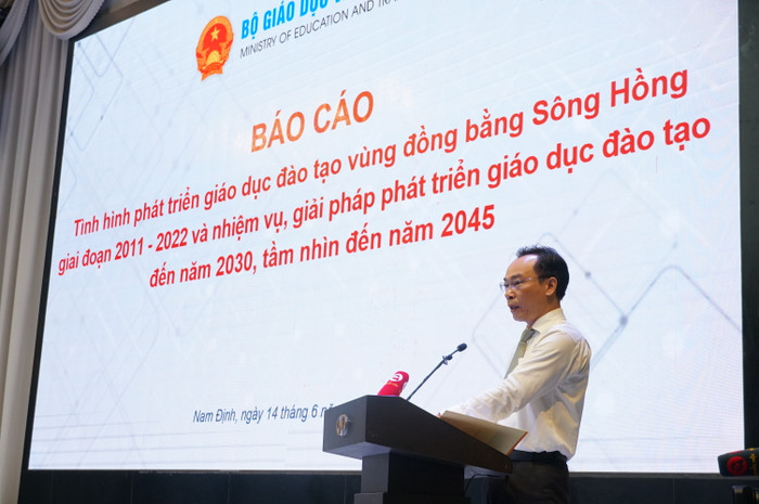 Thứ trưởng Bộ Giáo dục và Đào tạo Hoàng Minh Sơn đã báo cáo tóm tắt tình hình phát triển giáo dục, đào tạo vùng đồng bằng sông Hồng giai đoạn 2011 – 2021 (Ảnh: Lã Tiến) Thứ trưởng Bộ Giáo dục và Đào tạo Hoàng Minh Sơn đã báo cáo tóm tắt tình hình phát triển giáo dục, đào tạo vùng đồng bằng sông Hồng giai đoạn 2011 – 2021 (Ảnh: Lã Tiến)