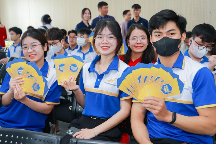 Sinh viên Trường Đại học Lạc Hồng nhận các phần quà trong dịp Tết Nguyên đán 2025. Ảnh: NTCC. IMG_1443.jpg