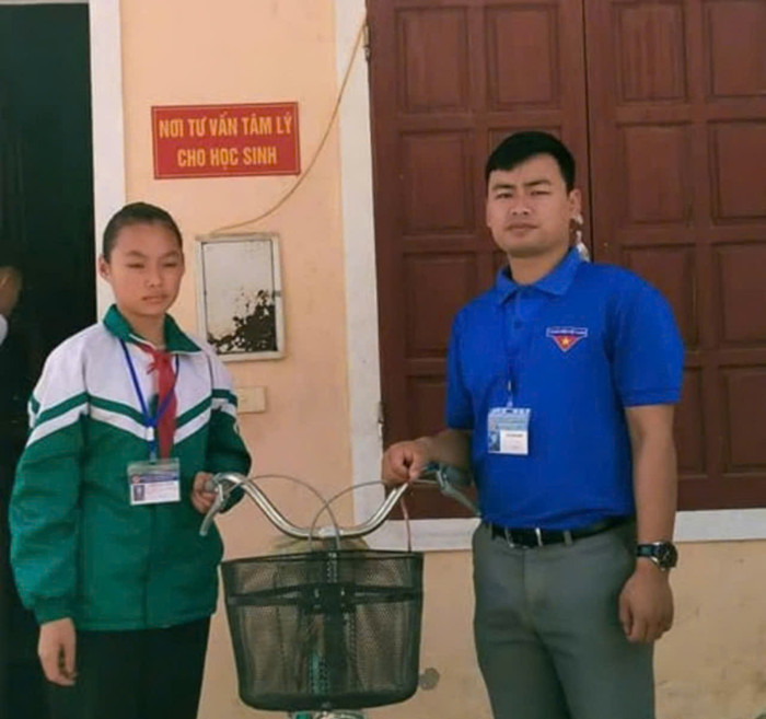 Thầy Dinh luôn đồng hành cùng học sinh từ trường học đến đời sống. Ảnh: NVCC. z6019487006225_a2fe1755dab7e4c9e520bfe52eb601a2.jpg