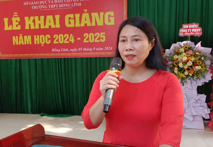 Cô Võ Thị Thuần - Phó Hiệu trưởng Trường Trung học phổ thông Hồng Lĩnh (Hà Tĩnh). Ảnh: NVCC. 458209232_1007240734532462_5654010708242810216_n.jpg