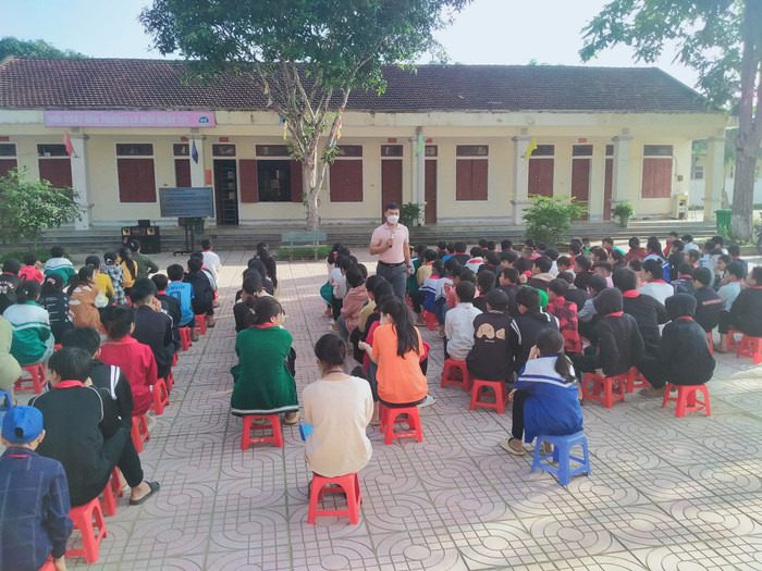 Thầy giáo Hà Cảnh Dinh, giáo viên môn Âm nhạc kiêm Tổng phụ trách Đội Thiếu niên Tiền phong Hồ Chí Minh (Trường Trung học cơ sở Hoàn Lãm). Ảnh: NVCC. z6019485351451_bc85cd8ba2385c24e25091ebd36d09d2.jpg