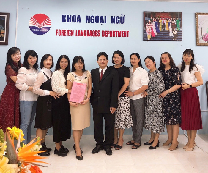 Tiến sĩ Châu Văn Đôn (đứng giữa) - Trưởng khoa Ngoại ngữ, Trường Đại học Phú Yên. Ảnh: Website trường. TS Châu Văn Đôn.jpeg