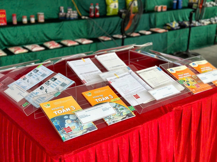 Gian hàng phân biệt sách giáo khoa thật - giả do Cục Quản lý thị trường tỉnh Hà Giang phối hợp Nhà xuất bản Giáo dục Việt Nam tổ chức. Ảnh: Website Nhà xuất bản Giáo dục Việt Nam.