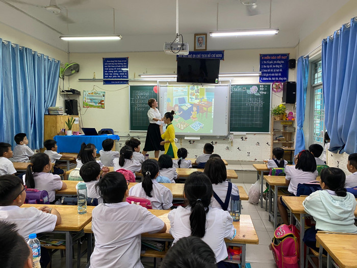 Một buổi học trong chương trình tiếng Anh liên kết tại một trường phổ thông Hà Nội. Ảnh: NVCC. z4159348801548_9ec22e382bc46172c6e528fcb3547bde.jpg