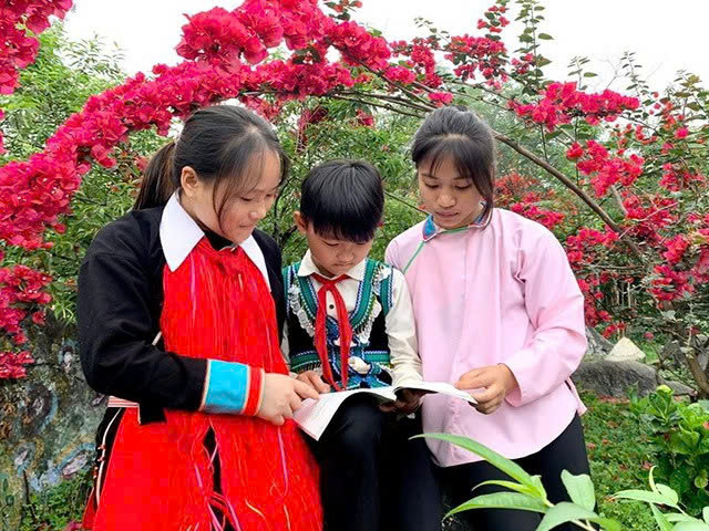 Học sinh trên địa bàn huyện Mường Khương (tỉnh Lào Cai) tìm hiểu về Nội dung Giáo dục địa phương. Ảnh: NVCC. 66408962998525db7c94.jpg