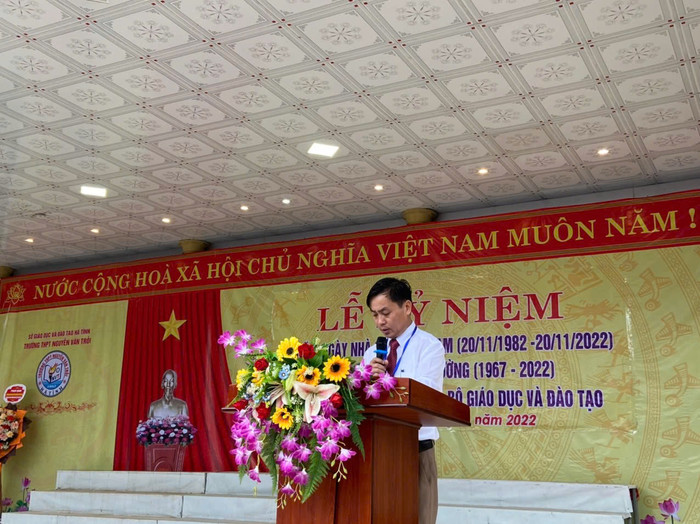 Thầy Trần Đình Hường - Hiệu trưởng Trường Trung học phổ thông Nguyễn Văn Trỗi (huyện Thạch Hà, tỉnh Hà Tĩnh). Ảnh: NVCC. b876ec090c3fbf61e62e.jpg