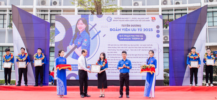 Thu Hà (đứng giữa) tích cực tham gia các hoạt động của đoàn - hội và công tác tình nguyện. Ảnh: NVCC IMG_0760.jpeg